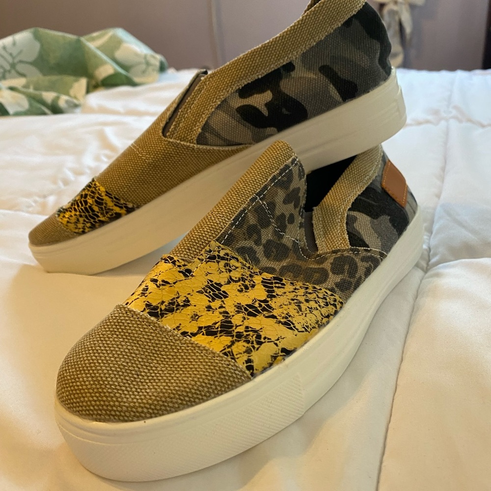 Women’s casual shoes
